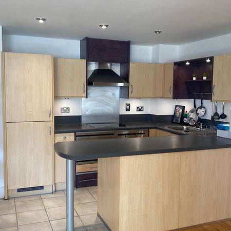 2 Bedroom Flat In Riverside West Лондон Экстерьер фото