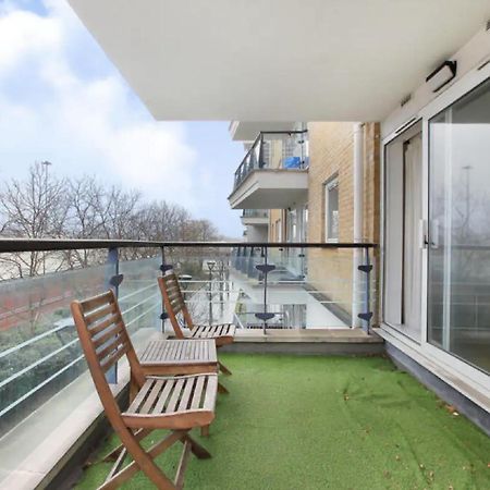 2 Bedroom Flat In Riverside West Лондон Экстерьер фото