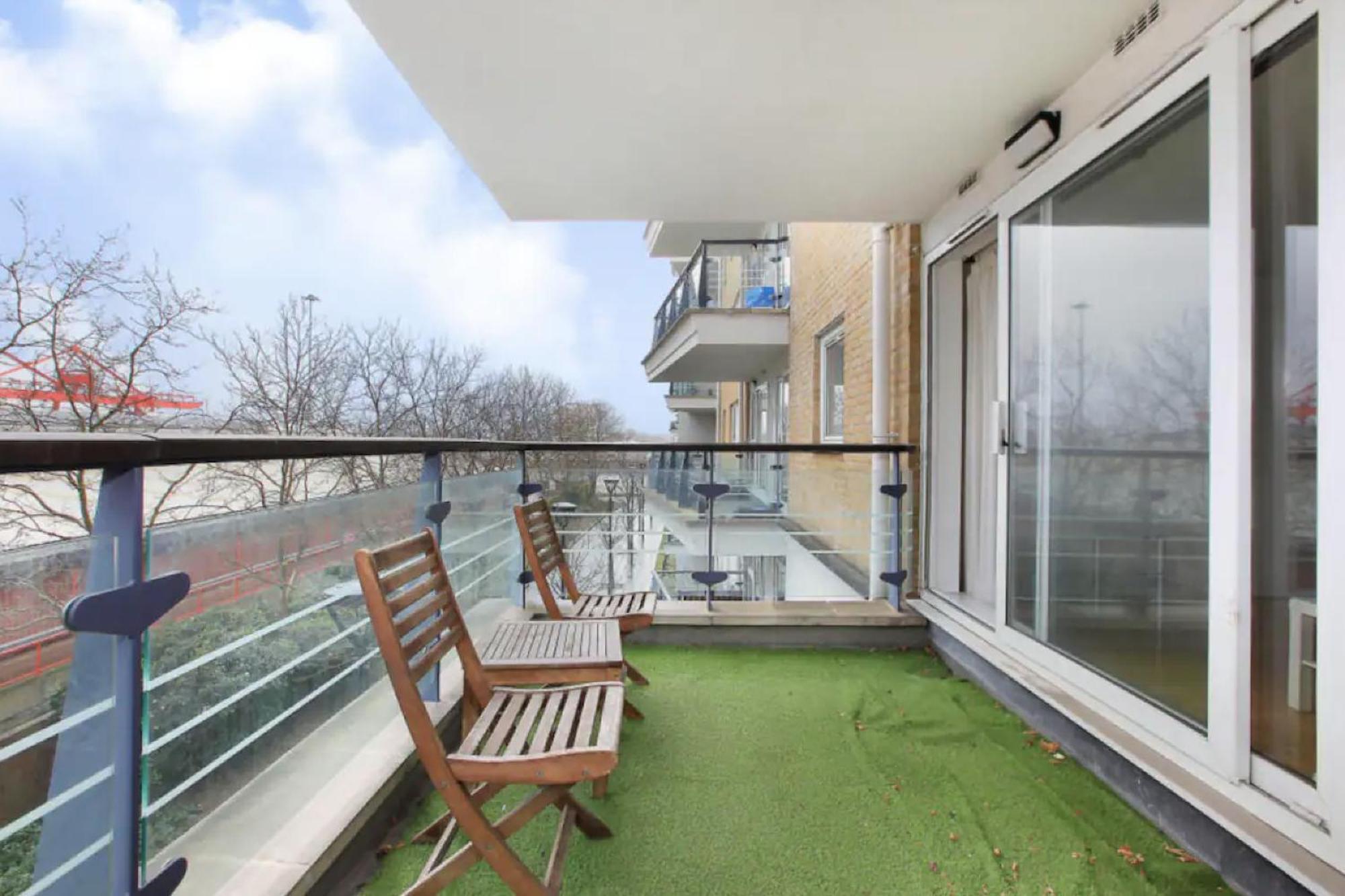2 Bedroom Flat In Riverside West Лондон Экстерьер фото