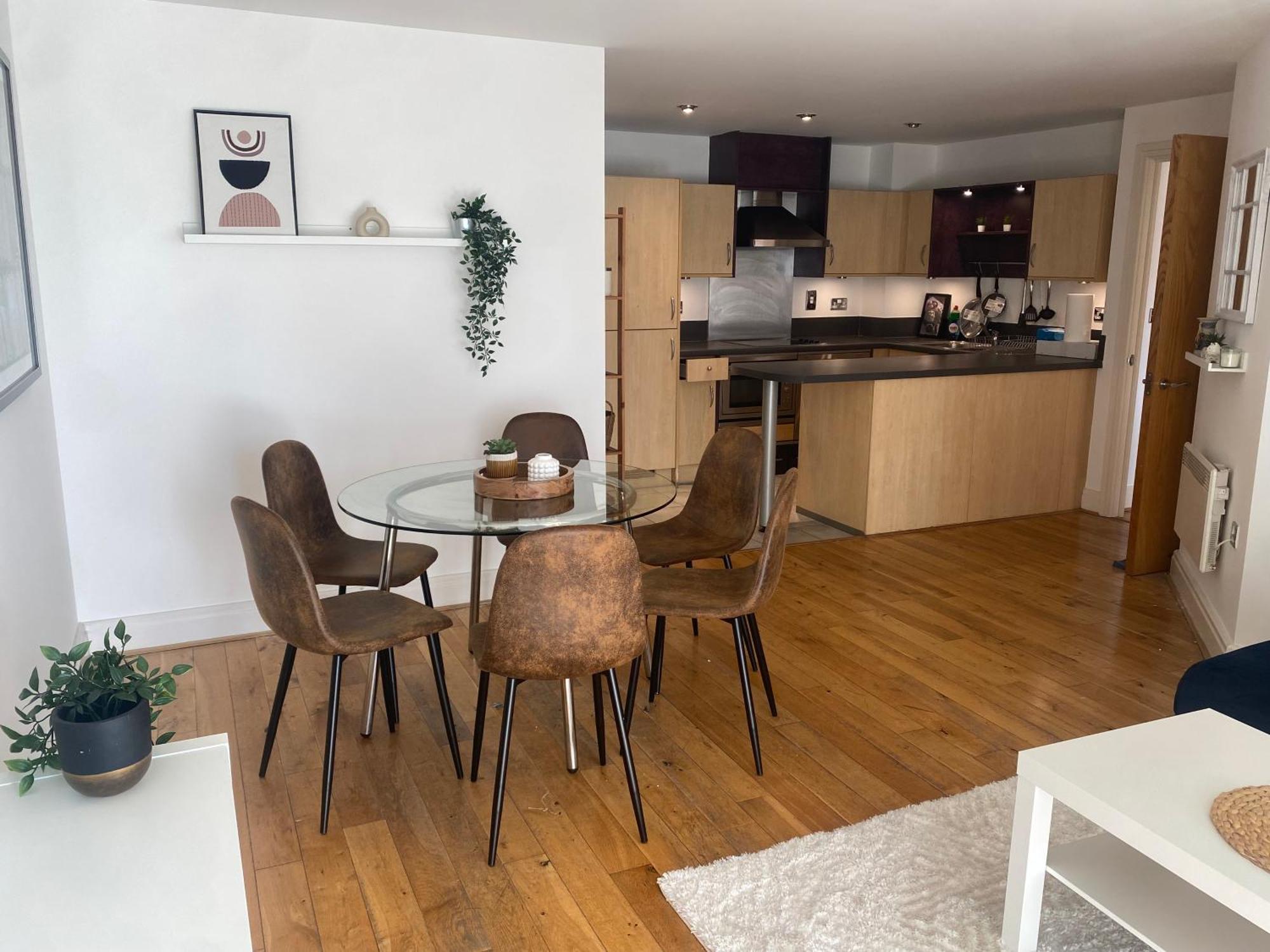 2 Bedroom Flat In Riverside West Лондон Экстерьер фото